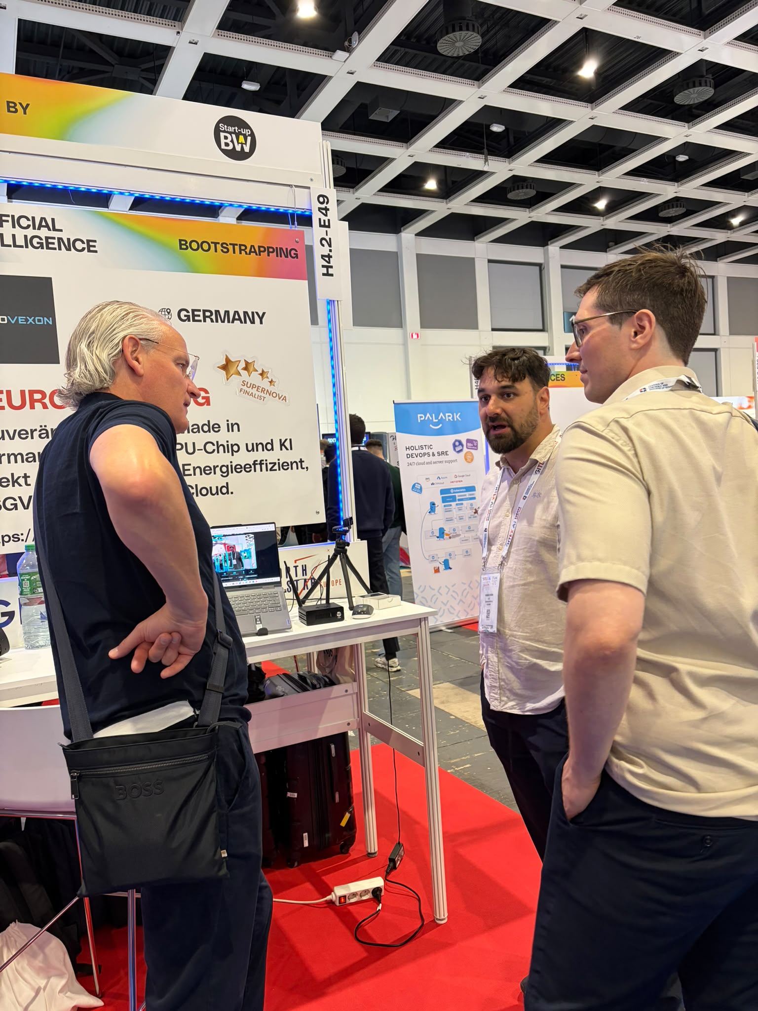 In conversation with visitors at stand H4.2-E49.