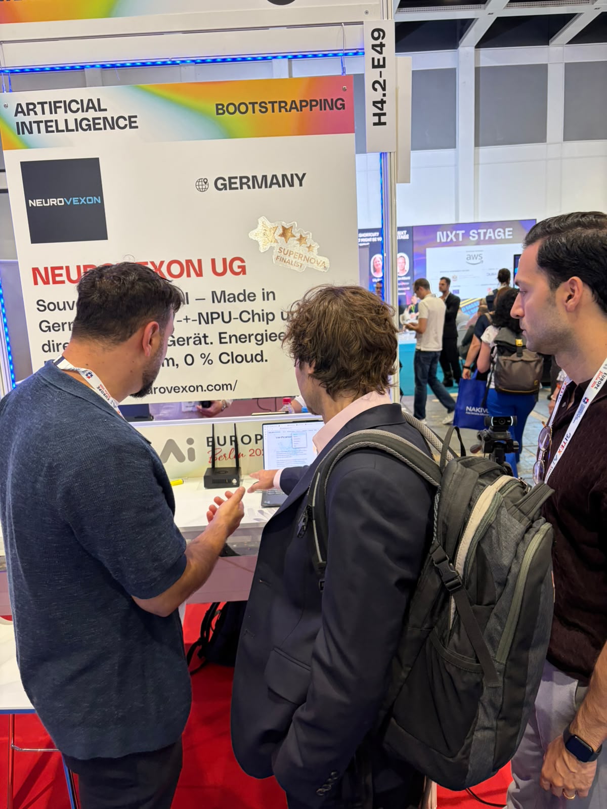 Live-Demo souveräner Edge-AI am NeuroVexon-Stand